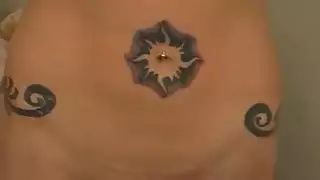فتاة نحيلة تمص قضيب أفضل صديق لها وتفرك مهبلها عليه خلف ظهر صديقته