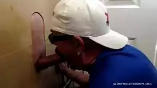 ممرضة محترفة تبتلع سائل المريض لفوائد صحية