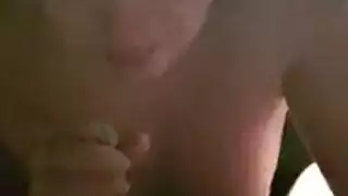رجل متزوج يتم تناوله بعمق من قبل جارة شقراء بعد حرمان زوجته له