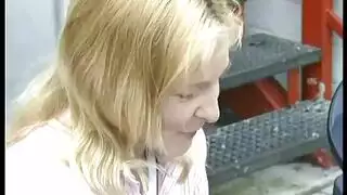 عاهرة ألمانية شقراء تتعرض لgangbang في الغابة حتى تبلغ النشوة