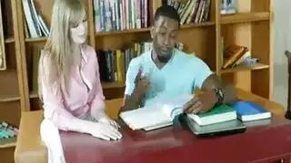 مراهقة شقراء تأخذه في مؤخرتها من غريب راكع