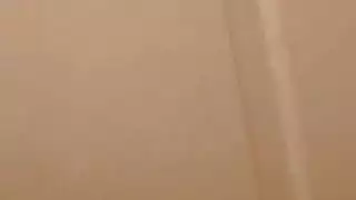 إصبع فرجها الأسود الضيق حتى تبلغ ذروتها بقوة