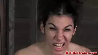 فتاة خاضعة تحصل على متعة فموية خشنة