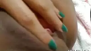 فتاة مثيرة تداعب مؤخرتها ثم تمص أصابعها المبتلة