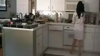 ربة منزل مثيرة تمارس الجنس مع صديق زوج ابنها في لقاء إباحي سري