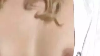 قرص حلمتي وادعك كسي الوردي المبلل استمناء عذراوي