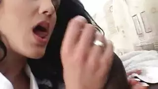 النجمة الكلاسيكية مرفت أمين في مشهد مصّ صريح