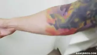 شابة حمراء تخدم قضيباً غليظاً بين الأرفف