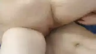 أخوة سمينون ثملون يعطون مصّات مبللة ويتبادلون قبلة ساخنة