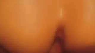 فتاة الميجابايت تبتلع السائل المنوي في علبة جماعية صعبة