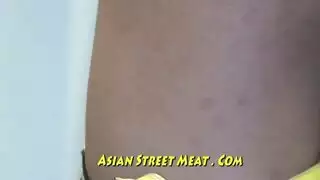 عاهرة آسيوية تتوق لجنس قوي في المدينة المزدحمة