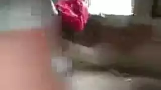 شابان عضليان في مشهد جنس مكثف بين رجلين أثناء العمل