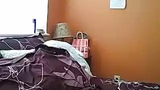 قذف داخل فتاة كبيرة وجميلة على الأريكة