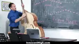 المراهق البريء يأخذ قضيب المعلم الكبير لأول مرة