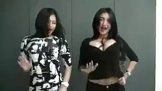 أرنب بدوي يملؤها بالسائل المنوي