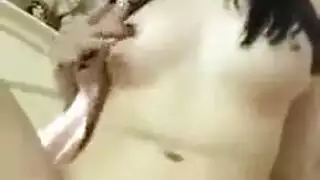 فتاة مجيلة تدفق مائ كسها