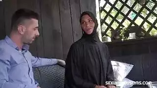 الزوجة المصرية المحجبة تهرب من زوجها لتمارس الجنس مع مديرها الأوروبي