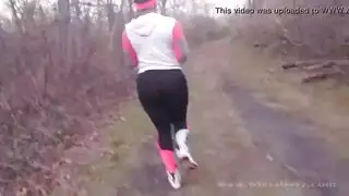 فتاة إبني تأخذ قضيب أسود كبير بعمق في مؤخرتها اللامعة في الغابة