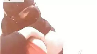 فتاة خليجية كبيرة الصدر في مشهد إباحي صريح