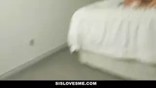 فتاتان في جنس ثلاثي إباحي: مص وجنس قاس