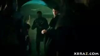 حفلة جنسية في قاعة العرش: عملية جماعية قاسية تُفْسِدُ الملكة