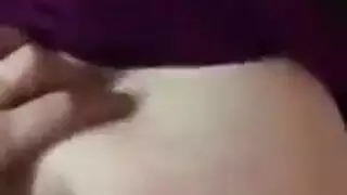 طالبة جامعية ذات مؤخرة كبيرة تتعرض لضرب قوي من جارها الشهواني