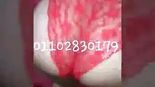 الزوج يدفع لزوجته لتركب قضيبه وتظهر مؤخرتها السمينة