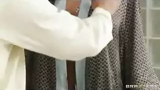 أمّ زوجية تمنح ابنتها الزوجية تدليكاً كاملاً للجسم يتحول إلى إباحي