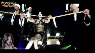 راقصة البطن الحسية تنتشر أمام الكاميرا