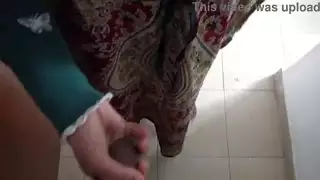 نيج طيز كبير في الحمام