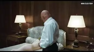 رجل أصلع ناضج يأخذ فرج مراهقة بيضاء كالعذراء