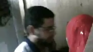 شهوة مكتبية: نيك جامح على الطاولة مع زميل متزوج