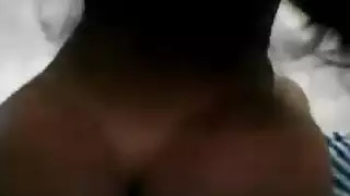 فتاة آسيوية صغيرة في جماع شرجي ثنائي مكثف