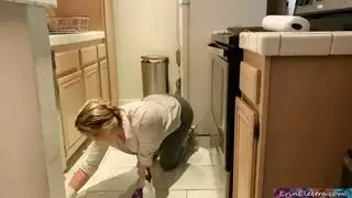 زوجة الأب تعلق في المطبخ لجنس ثنائي صعب