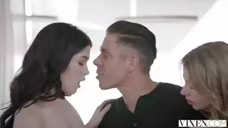 خيال جنسي مزدوج: عاهرتان تخدمات رجلاً واحداً