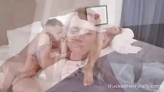 مؤخرة الدجاجة الصغيرة المستديرة بوضعية الكلب