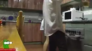 شباب ينيك امه في المطبخ