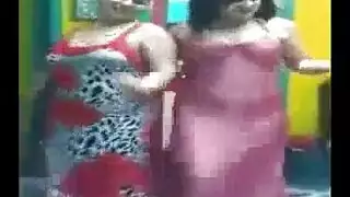 جاهز للإباحية: فتيات قذرات يرقصن ثم يأخذن عدة قضبان