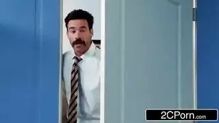 بورن في المكتب: موظف هائج ينيك كس مبلل على المكتب