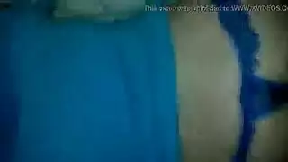 شقراء تأخذ قضيب أسود في شرجها الضيق