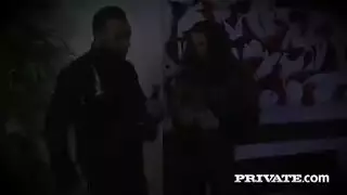 البيكيني يُخلع، والأصابع تدخل: كاثي هيفين تمتع نفسها بكسي محلوق