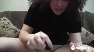 أثداء كبيرة بحمالة صدر حمراء: مص قضيب ضخم على الركبتين