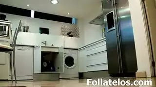 مشهد إباحي في المطبخ: السباك يمارس الجنس مع ربة المنزل بوضعية الكلب