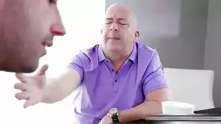 عارضة إكس إكس إكس كورية تأخذ قضيبًا قاسيًا في وضع الفارسة