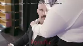 شفاه ملتصقة ومثيرة: كشف الرغبات الحميمة