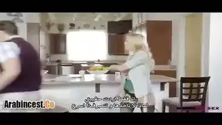 الأم تجد الإبن يرى أفلام النيك