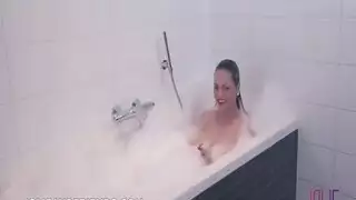 دمية جنس شيميل تداعب بظرها وتئن في الحمام