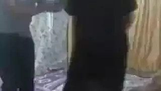 ميلف عراقية تأخذ عدة زبور في فيديو ويب كام هاردكور