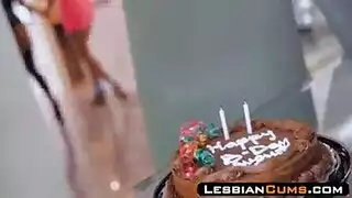 orgy ثلاثية سحاقية مع قضيب اصطناعي يحاكي القضيب الأسود الكبير وألعاب