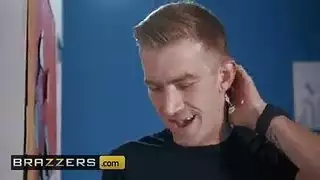 أخوات غير أشقاء يشاركان في نيك طيز ضخمة في مشهد xxx